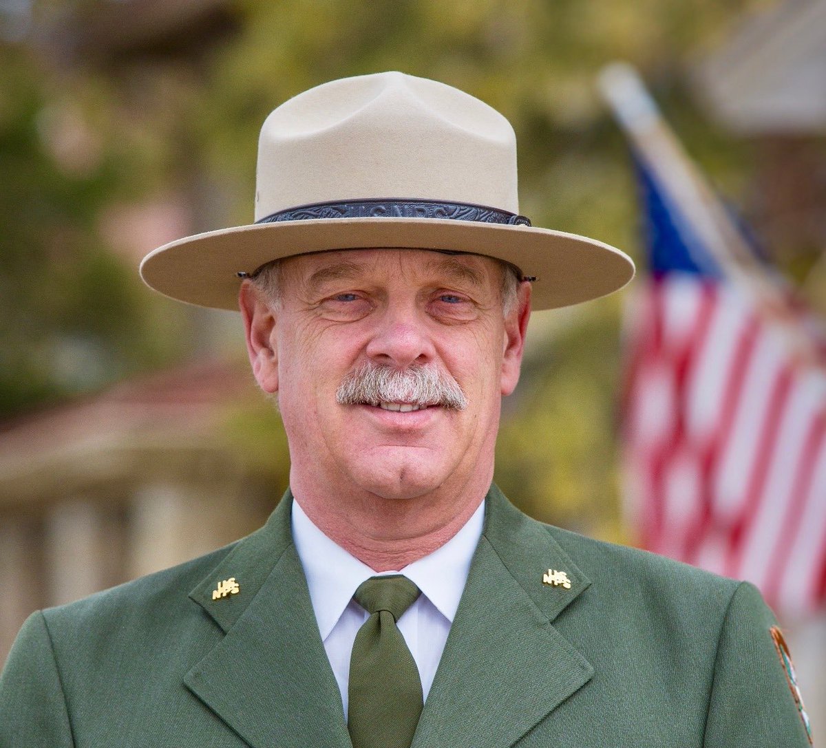 Despite Yellowstone Superintendent Dan Wenk’s desire to end his 42-year-career in America’s first national park, Ryan Zinke’s Interior Department still demands he leave:
mountainjournal.org/chief-of-yello…