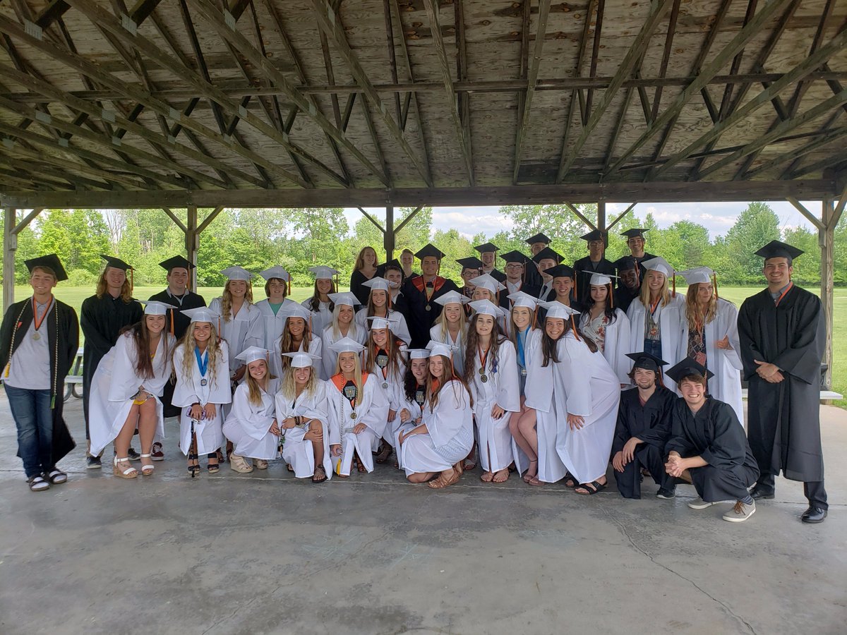 sbest_19's tweet photo. Tomek-Eastern Class of 2018 Senior Celebration.  The tradition continues!!!  Celebrating success and remembering those we've lost along the way.  @FentonSchools  #WeAreFenton  @TomekEasternPTO https://t.co/TppJ9R4BXr
