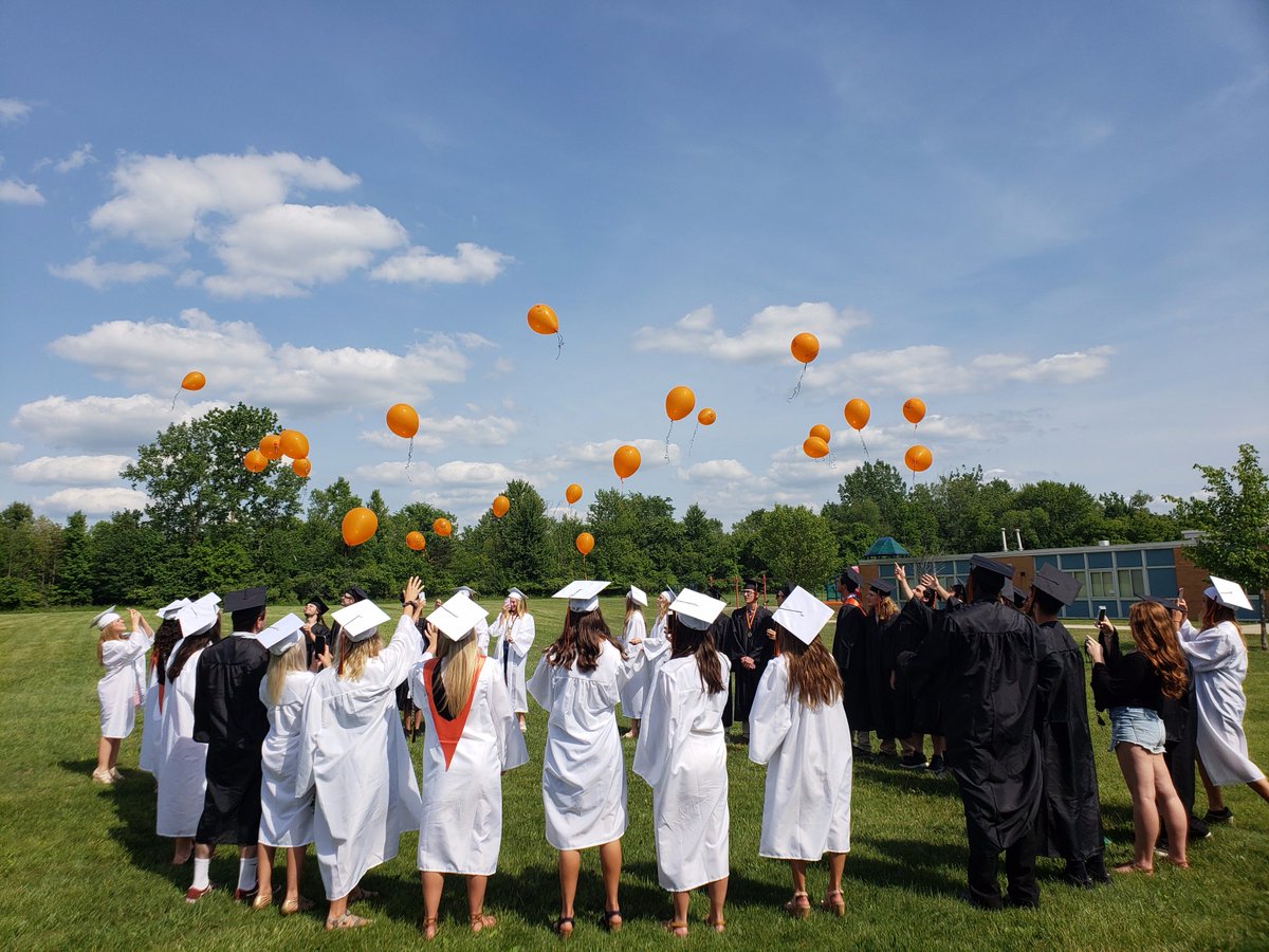 sbest_19's tweet photo. Tomek-Eastern Class of 2018 Senior Celebration.  The tradition continues!!!  Celebrating success and remembering those we've lost along the way.  @FentonSchools  #WeAreFenton  @TomekEasternPTO https://t.co/TppJ9R4BXr