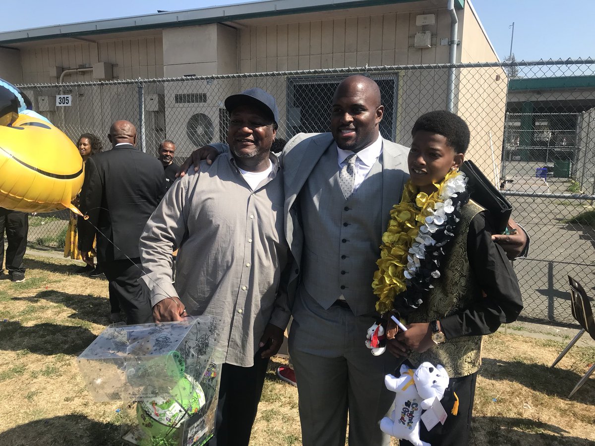 Today, #Chargers DT <a href="/Mebane92/">Brandon Mebane</a> inspired students by delivering the keynote speech at his former Middle School’s, <a href="/AudubonEagles/">Audubon Middle Sch.</a> , graduation ceremony in LA
