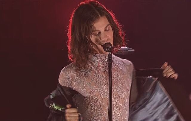 httpbornspics's tweet image. man in lace✨