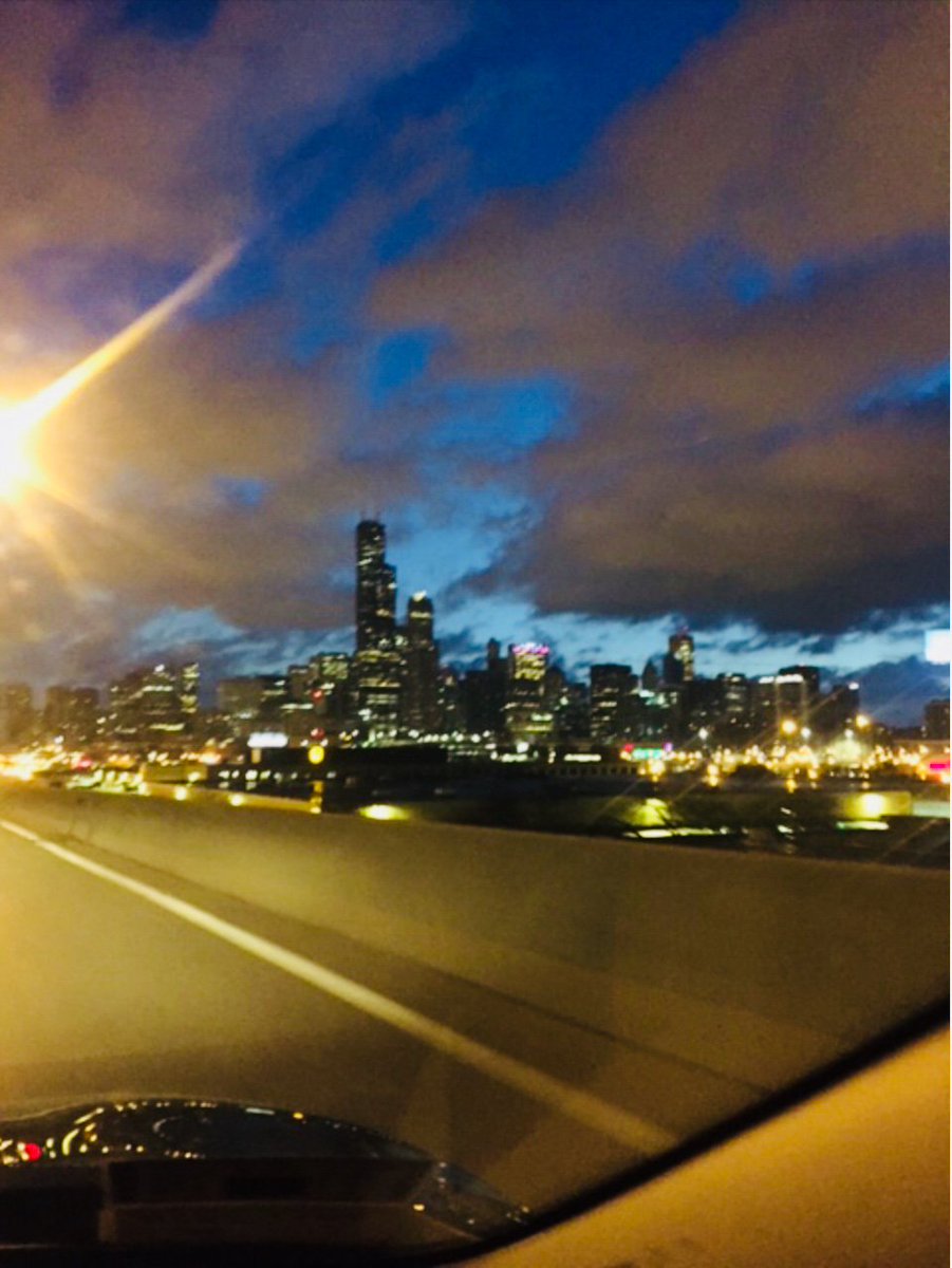 WillowsHotel's tweet image. Our beautiful city of Chicago doesn't lose any of its charm at night. #chicago #nightversion #allthelights #lakeshoredrive #nightdrive #mesmerizing #thecityneversleeps #willowshotelchicago #chicagohotels #boutiquehotels #broughtonhotels