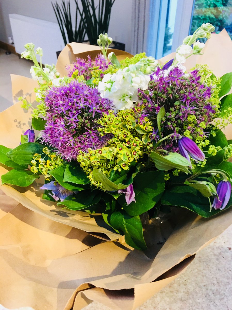 MyFieldworkHub's tweet photo. Gorgeous flowers received from a client today. #nicetofeelappreciated Gestures like this remind you that all the passion and hard work you put into your work does get noticed. #FieldworkHub ~ Altogether Fieldwork! #clientappreciation https://t.co/E81fUQWEID