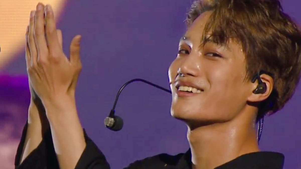 solojngin's tweet photo. appreciation post for jongin’s honey like skin tone . his tanned skin is beautiful he really outshines the sun 🍯✨🌞 https://t.co/ROwOnW2tIj