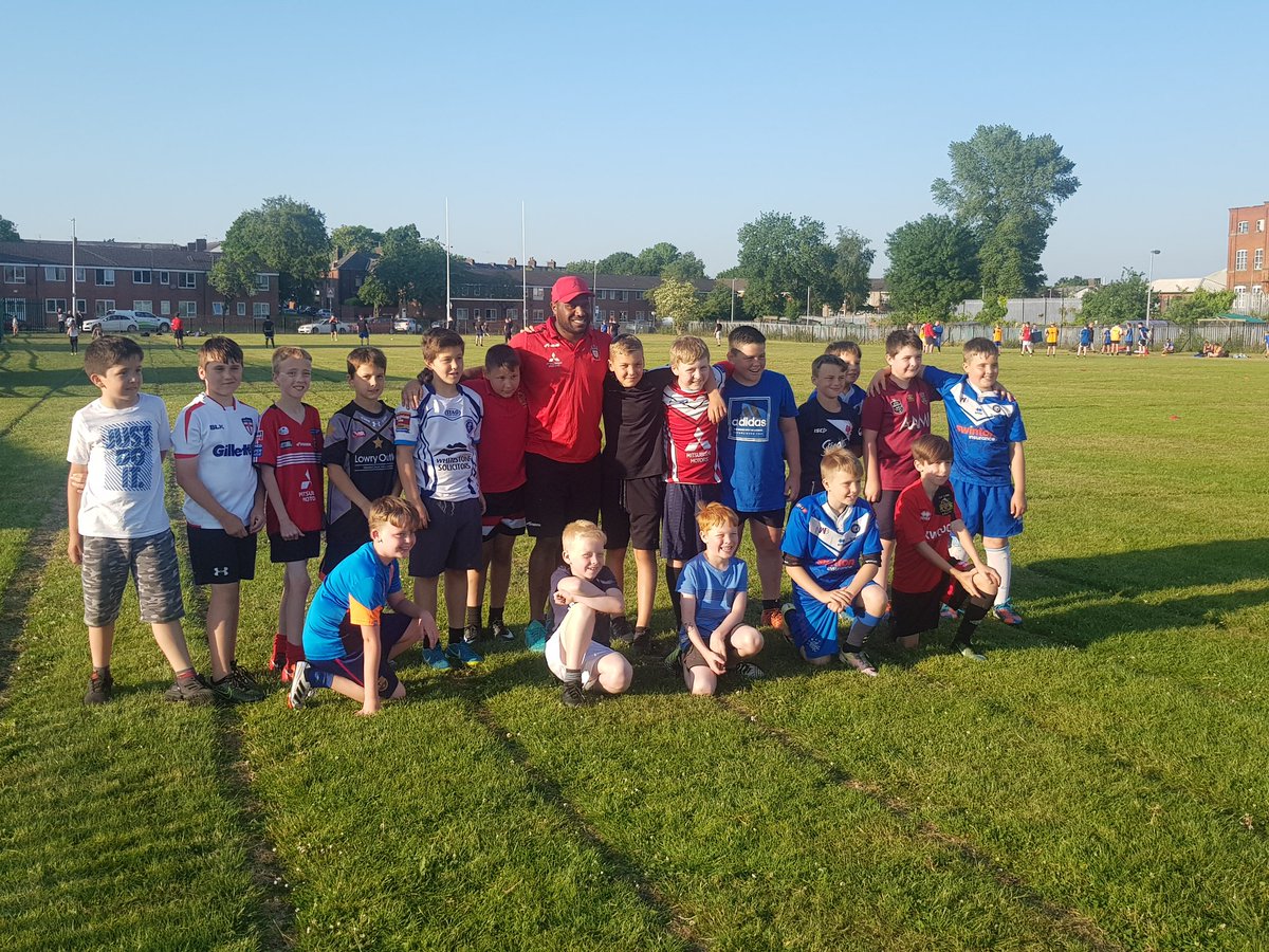 SalfordRLFC_F's tweet photo. Fantastic night of training with the @FollyLaneARLFC with the young halfbacks! Massive thanks to Robert Lui from @SalfordDevils for passing on some tips! #risingstars @ETP_RL  @SkyTryRL @SkySportsRL @SkySportsNews https://t.co/jLfxG3ADSc