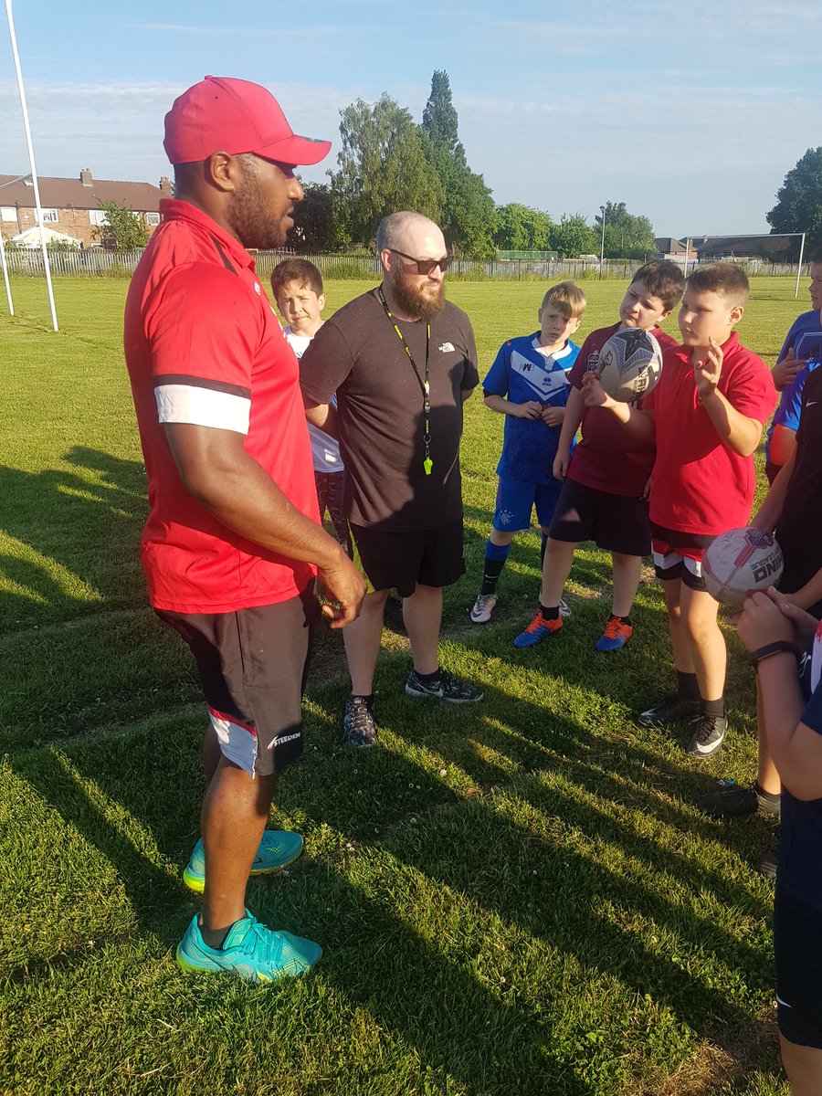SalfordRLFC_F's tweet photo. Fantastic night of training with the @FollyLaneARLFC with the young halfbacks! Massive thanks to Robert Lui from @SalfordDevils for passing on some tips! #risingstars @ETP_RL  @SkyTryRL @SkySportsRL @SkySportsNews https://t.co/jLfxG3ADSc