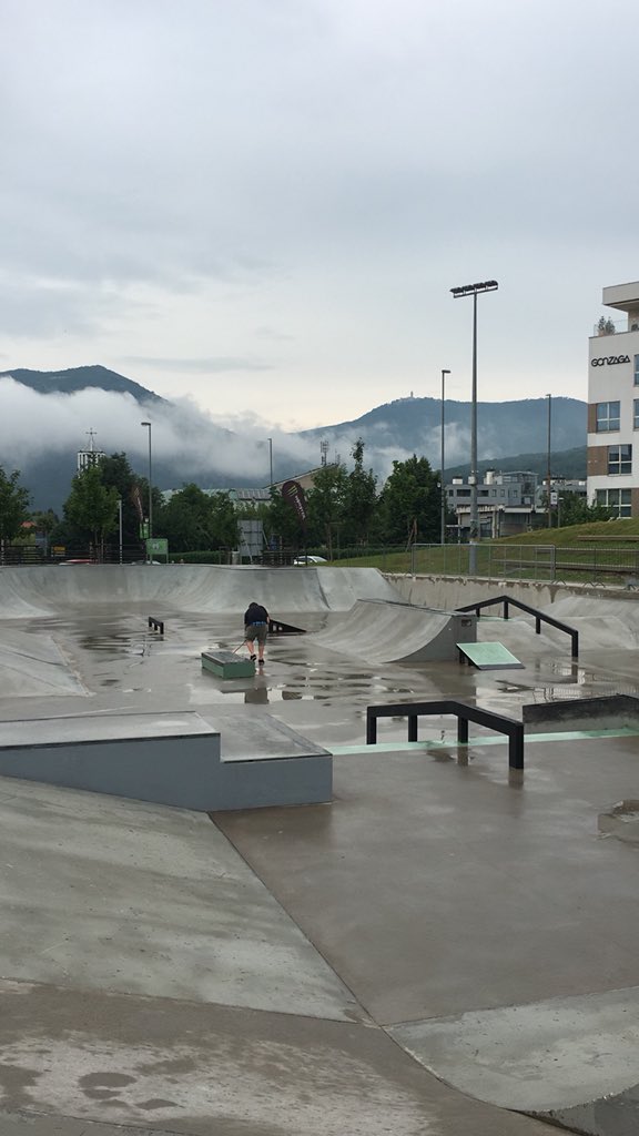 carlospadillaa's tweet photo. Drop into 🇸🇮 Slovenia ✌🏼#flowgrindcontest https://t.co/MB8xfOv9Ui