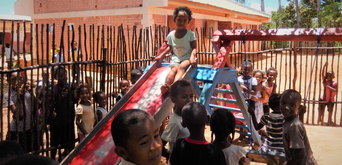 orkydea's tweet photo. Voilà
La mia ventiseiesima area giochi per i bimbi poveri
Alla scuola elementare pubblica Antanimalandy di Mahajanga

#oredigioco #oredorate #oreafricane #sorrisisenzafrontiere https://t.co/FfDco2HkDo