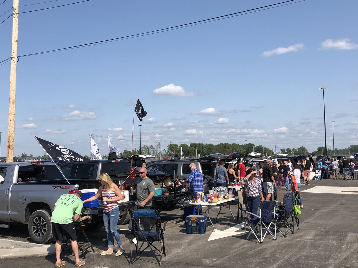 melbelle264's tweet photo. Tailgating for @kennychesney show at the Amp! Come see us @deannakaytv we will pour you a shot! @OldDominion https://t.co/nN86EgukUb