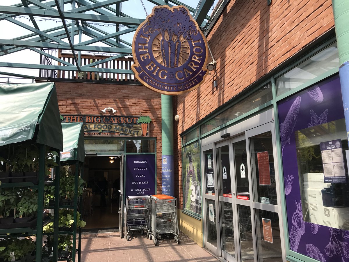 AbayaAlia's tweet photo. Hey @the_bigcarrot had a lovely time visiting you today! You are up to some amazing things! Plus picked up some groceries too while I was there! #CooperativeLove #AlternaMembers https://t.co/N9pvLnxk2y