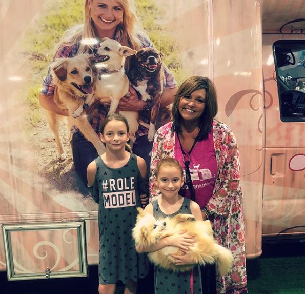MuttNation's tweet image. #CMAFest is off to a great start! Look at these precious pups that have found wonderful new families 💗 We’ll be here at FanFair X all weekend - stop by from 12-3 to see all of the sweet mutts from @nashvillehumane looking for furever homes! 🐶❤️ #HappyTails #LoveAShelterPet