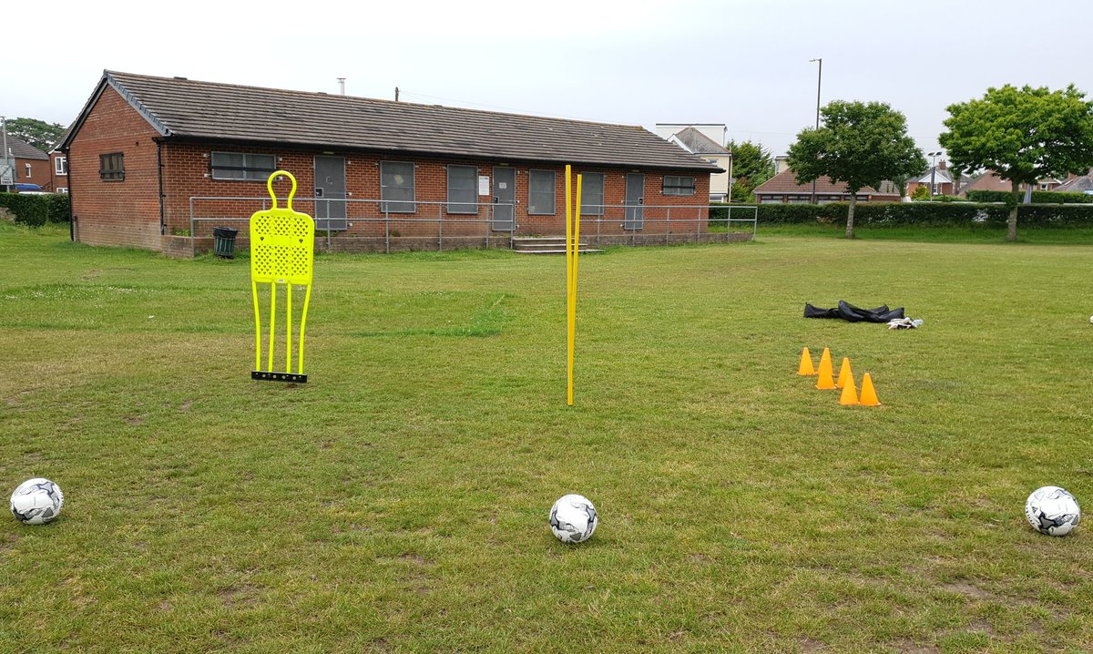 savehands1's tweet image. Another great evening goalkeeping coaching @Pschmeichel1