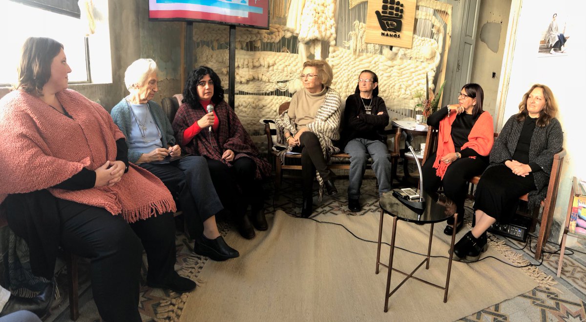 Pasamos parte de la tarde escuchando a pioneras de <a href="/Manosdeluruguay/">Manos del Uruguay</a>.Emoción compartida del trabajo en cooperativa de mujeres rurales que se empoderarlas.Por muchos años más de éxitos y un recuerdo para la querida Olguita
