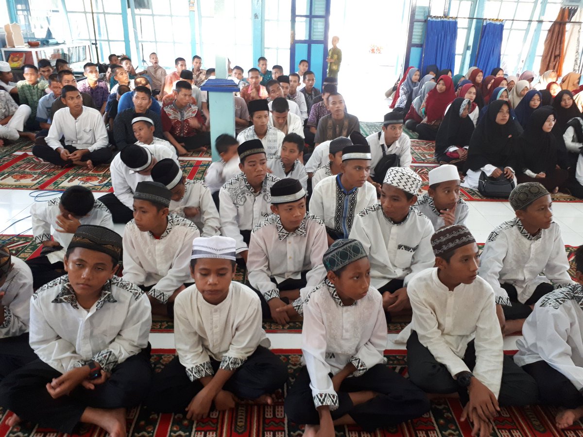 SUPM_Pontianak's tweet photo. Buka Puasa Bersama keluarga besar SUPM Pontianak, IKA SPP-SUPM Pontianak dan Anak-anak Panti Asuhan  dg tema "Tingkatkan Kepedulian, Kuatkan Ukhuwah, Raih Keberkahan"
@Pusdik_KP @brsdm_kp @sjariefwidjaja
@bsuprakto
@Mustafa46337349 
#RisetdanSDMKP
#Kerja3ersama
#BRSDMBermitra https://t.co/kNjnBUOTTc