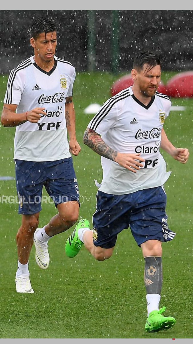 carli666's tweet photo. Genio, crack, figura del fútbol mundial""" el otro un tal L10Messi.....juegue Maxi, juegue.... #TodosJuntos #todo13 #VamosArgentina https://t.co/oov5NgLV0w
