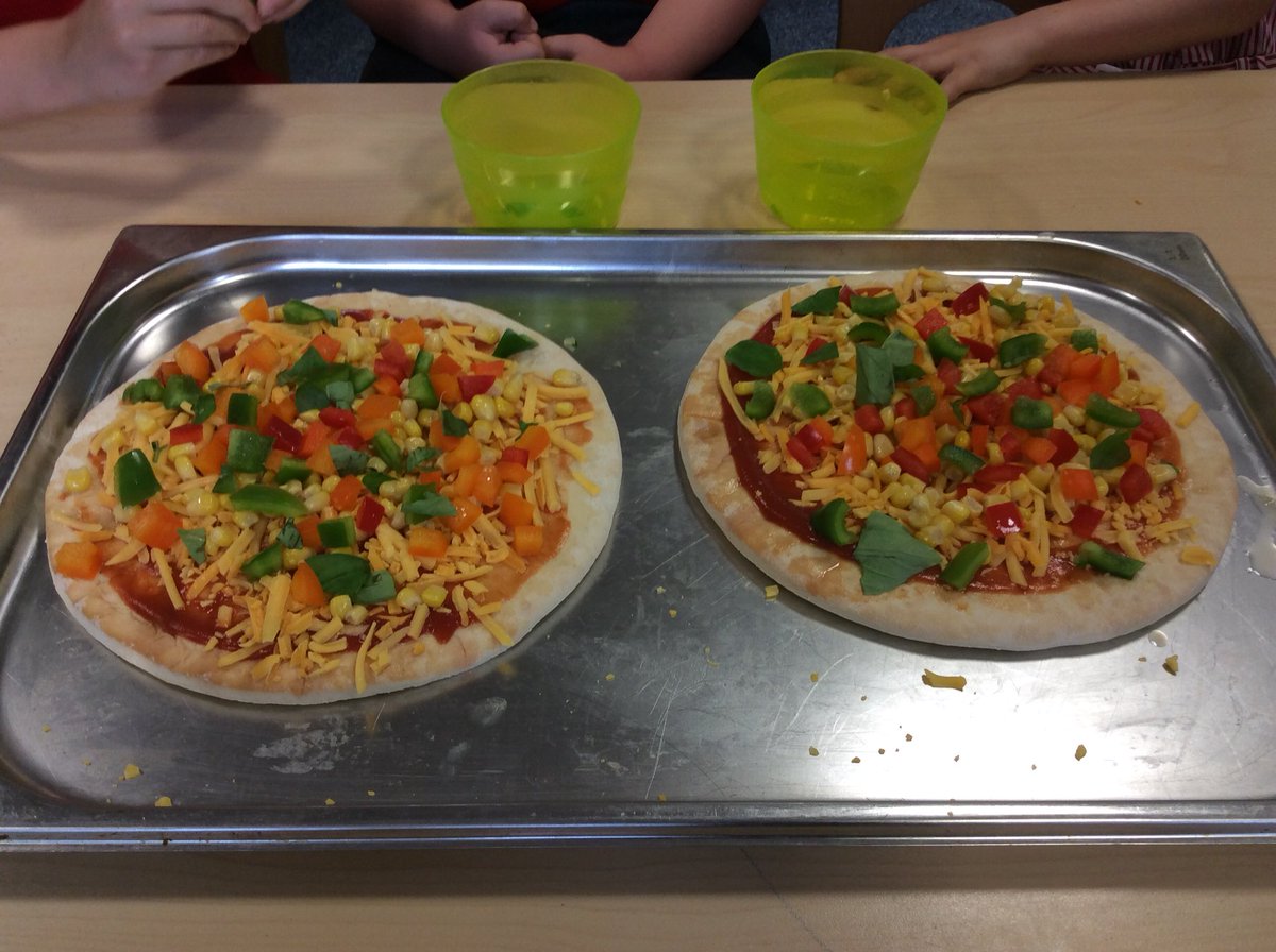 pgs_junior's tweet image. RY have been learning about Italy today and made pizza! 🍕#multiculturalweek #yummy #delizioso 🇮🇹