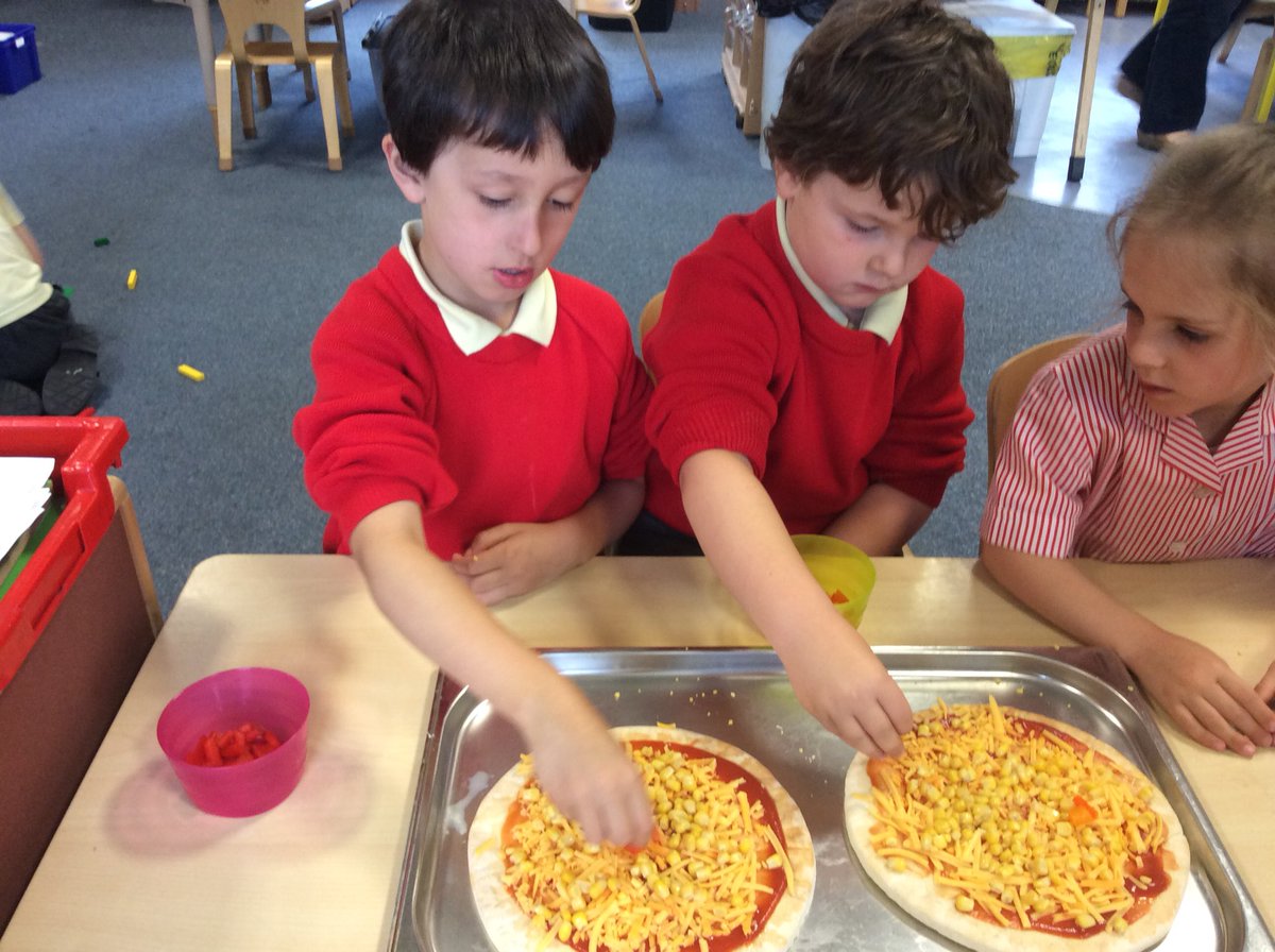 pgs_junior's tweet image. RY have been learning about Italy today and made pizza! 🍕#multiculturalweek #yummy #delizioso 🇮🇹