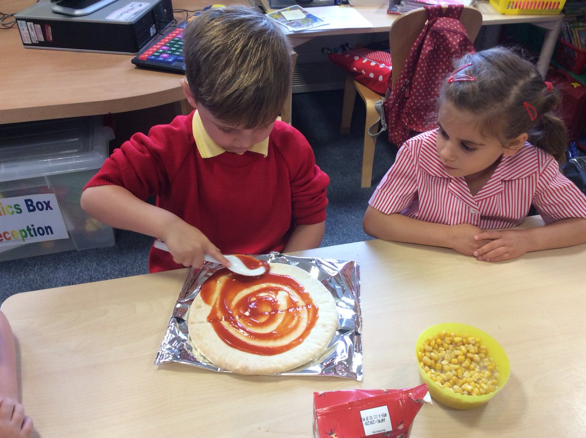 pgs_junior's tweet image. RY have been learning about Italy today and made pizza! 🍕#multiculturalweek #yummy #delizioso 🇮🇹
