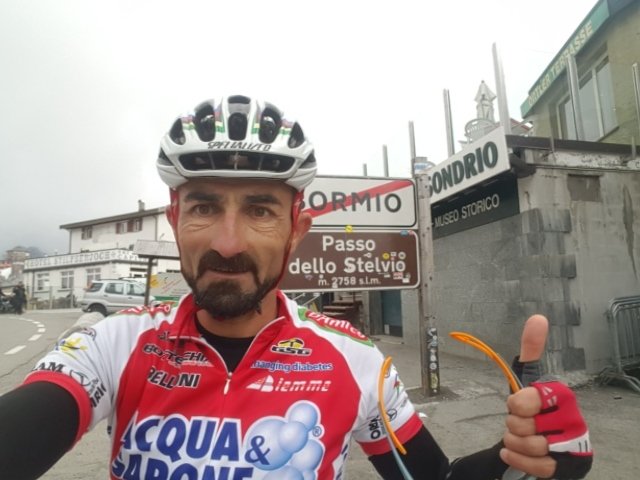 Camoscio76's tweet photo. Gran bel giro partenza e arrivo #PassodelloStelvio 2758mt
passando per passo #umbrail disceza verso #SantaMaria ( #Svizzera ) #PratoalloStelvio e poi 25.5 km 2000 D+ 48 tornanti pendenza media 9% massima 14%
#Stelvio #pendenze #pericolose #bikeporn https://t.co/2ybBRNDG22