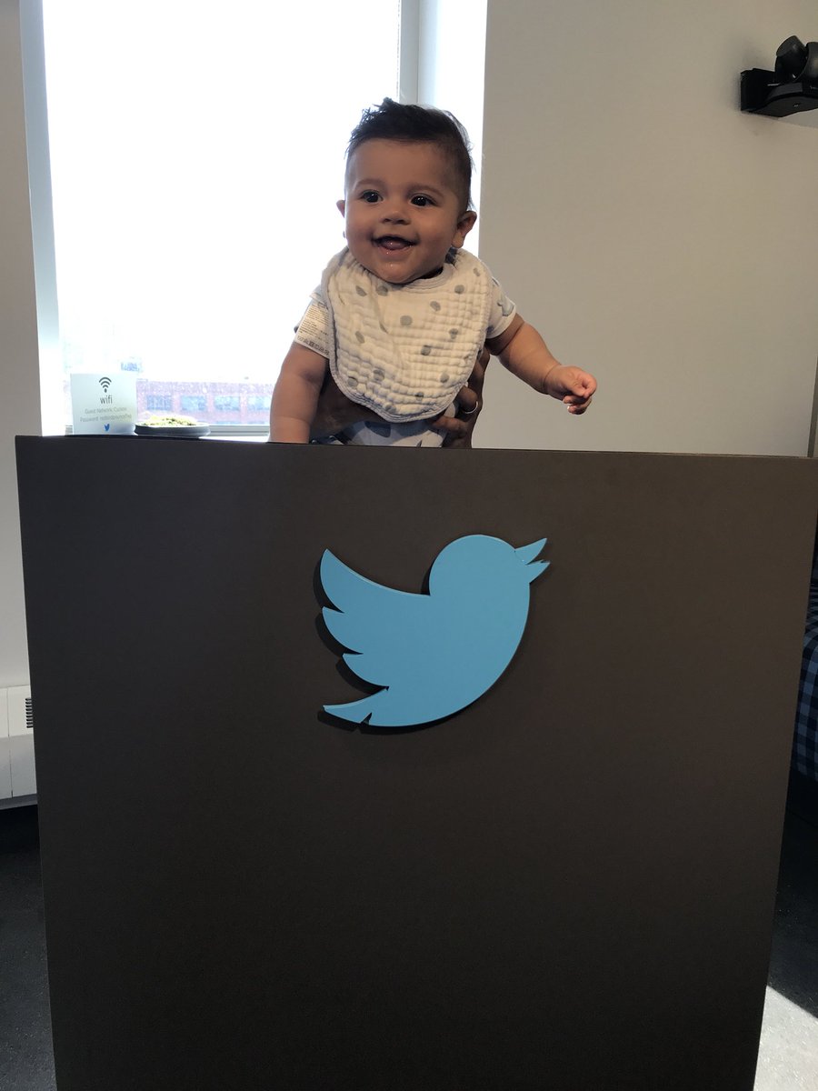 kellyrodle's tweet photo. Look who came to visit me at work today? 💙 #newtweepalert #lincoln https://t.co/EafyRGvQFS