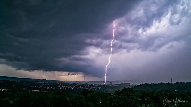 Butzzze's tweet image. And so the storm began. In the first minutes, I was able to see the city and the clouds. And then the heavy rain started. This lightning might have hit Bad Cannstatt. #Stuttgart #stuttgart0711 #citywoo #bawü #0711 #stuggi #meinbw ift.tt/2Jk50zb