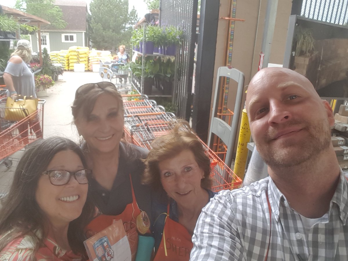 JoshuaMendiol17's tweet photo. Grayce and Jan driving front end with Credit and FES Sherri taking care of our customers. @PabstBen @AndyDHRM @JustinMcWhort15 #TheRock1531 #TheRocksStars https://t.co/radxeAZWK2