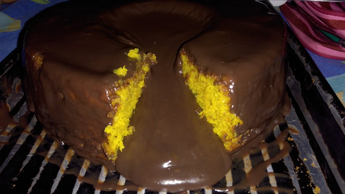 ilovepadarias's tweet photo. BOLO DE CENOURA TOP https://t.co/w4bKUkmJSf