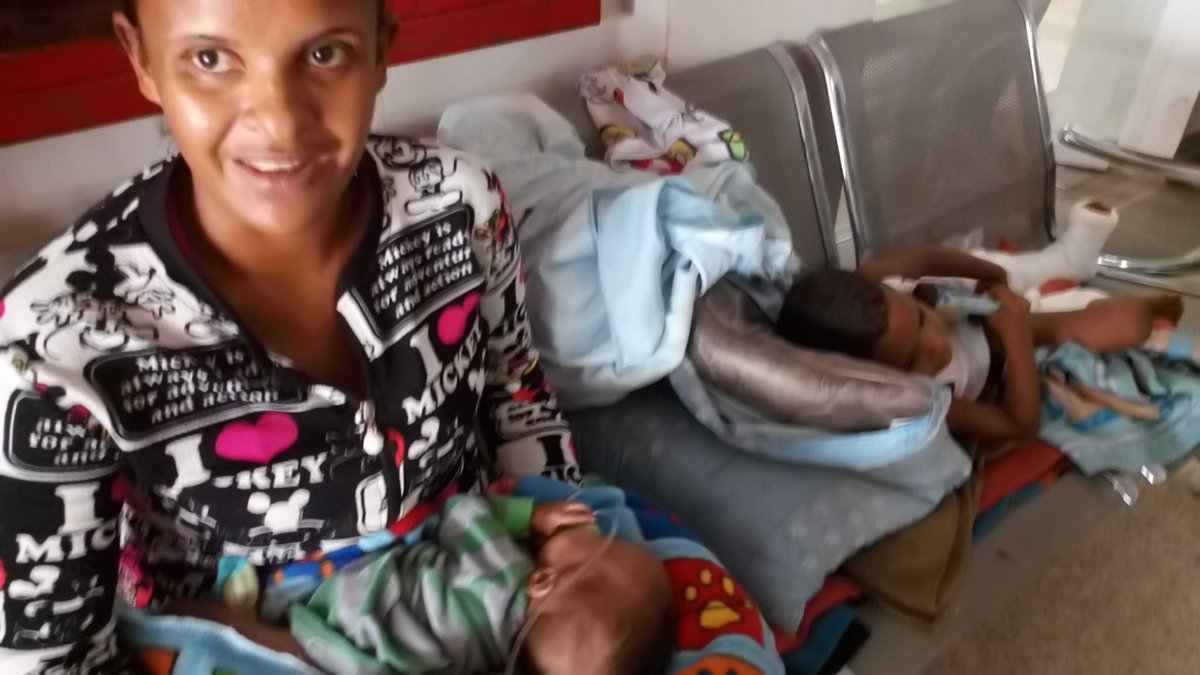 Jhoalys's tweet photo. #7Jun Hoy hicimos seguimiento al caso de Joanni Flores y su bebé de 4 meses, quien lloraba desesperada porque no había sido atendido en el Uyapar. Ya lo atendieron y requiere #Urgente estos medicamentos #Guayana #Venezuela #Bolívar #ServicioPúblico Contacto 04162853262 https://t.co/IkETwET38U