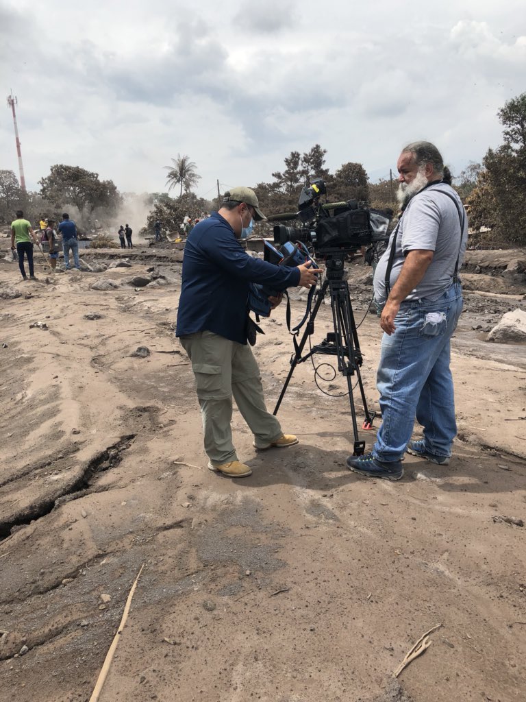 LeonelBastida's tweet photo. @raultorres70 y crew @TelemundoNews  en zona devastada el Rodeo por #VolcanFuego #guatemala https://t.co/KAh0CmQusb