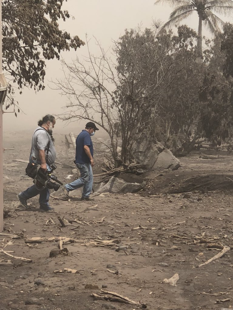 LeonelBastida's tweet photo. @raultorres70 y crew @TelemundoNews  en zona devastada el Rodeo por #VolcanFuego #guatemala https://t.co/KAh0CmQusb
