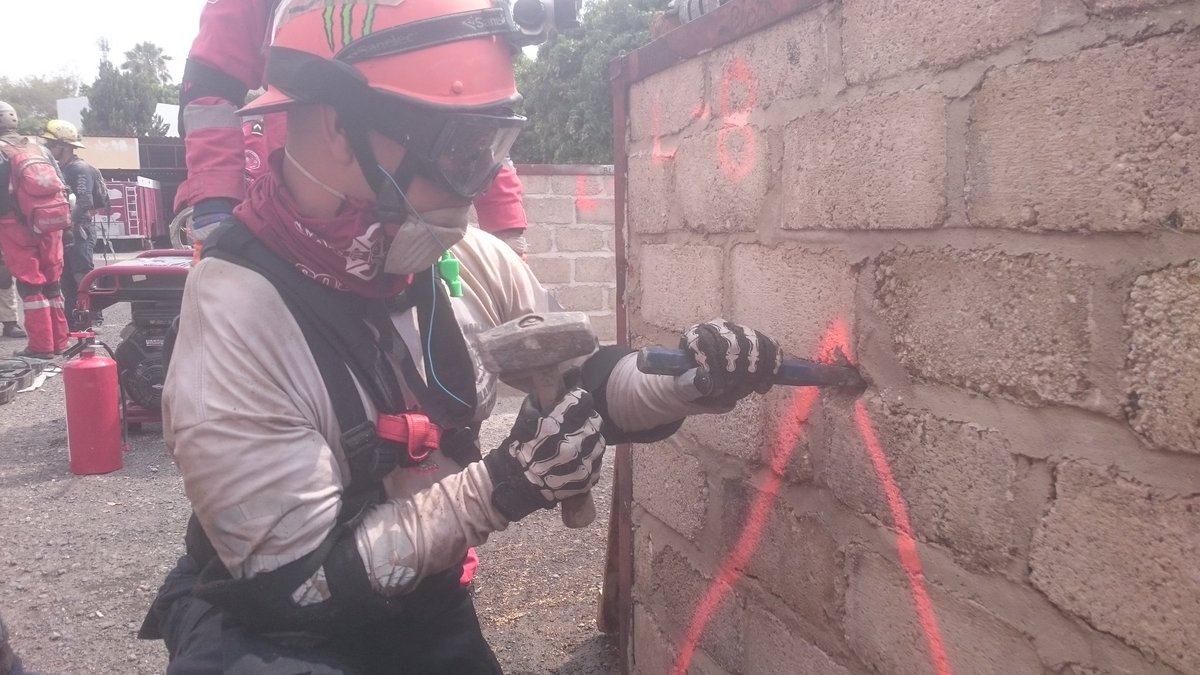 PCYBOMGDL's tweet photo. Continúa el curso #BREC con @PCJalisco @UMPCyBZ @CruzRoja_MX y @PCYBOMGDL donde #Oficiales refuerzan destrezas y adquieren técnicas para  brindar ayuda en #EstructurasColapsadas ante la sospecha de victimas. https://t.co/Md6fLnEej6