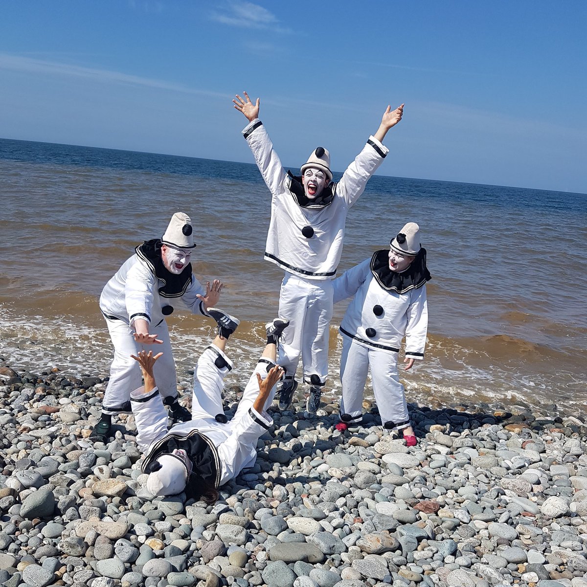 kookyemj's tweet photo. A little snapshot of this afternoon... pierrots on the Beach #pierrotproject #northwales  #shouldhavebeenaphotographer #sunny #Llandudno #pierrots #fun https://t.co/sIGYoqFlWy