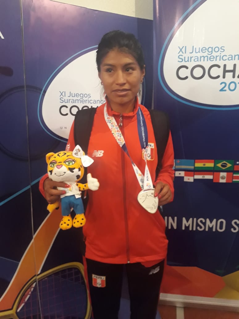 ipdperu's tweet photo. #IPDEnCocha2018 Premiación Saida Meneses (oro) y Luz Mery Rojas (plata) en lo que fue la competencia de los 5000 metros planos por los XI Juegos Suramericanos Cochabamba 2018. ¡Vamos Perú!👇🇵🇪🥇🥈😉 #TeamPerú #Cocha2018 https://t.co/mT0APeCiQq
