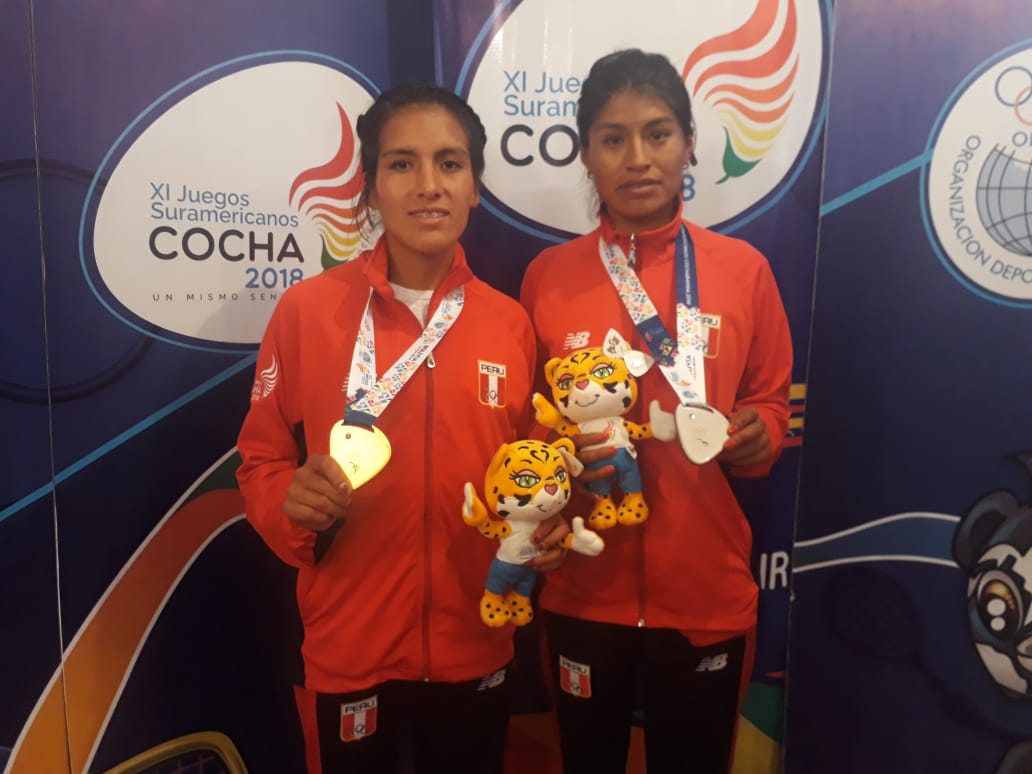 ipdperu's tweet photo. #IPDEnCocha2018 Premiación Saida Meneses (oro) y Luz Mery Rojas (plata) en lo que fue la competencia de los 5000 metros planos por los XI Juegos Suramericanos Cochabamba 2018. ¡Vamos Perú!👇🇵🇪🥇🥈😉 #TeamPerú #Cocha2018 https://t.co/mT0APeCiQq