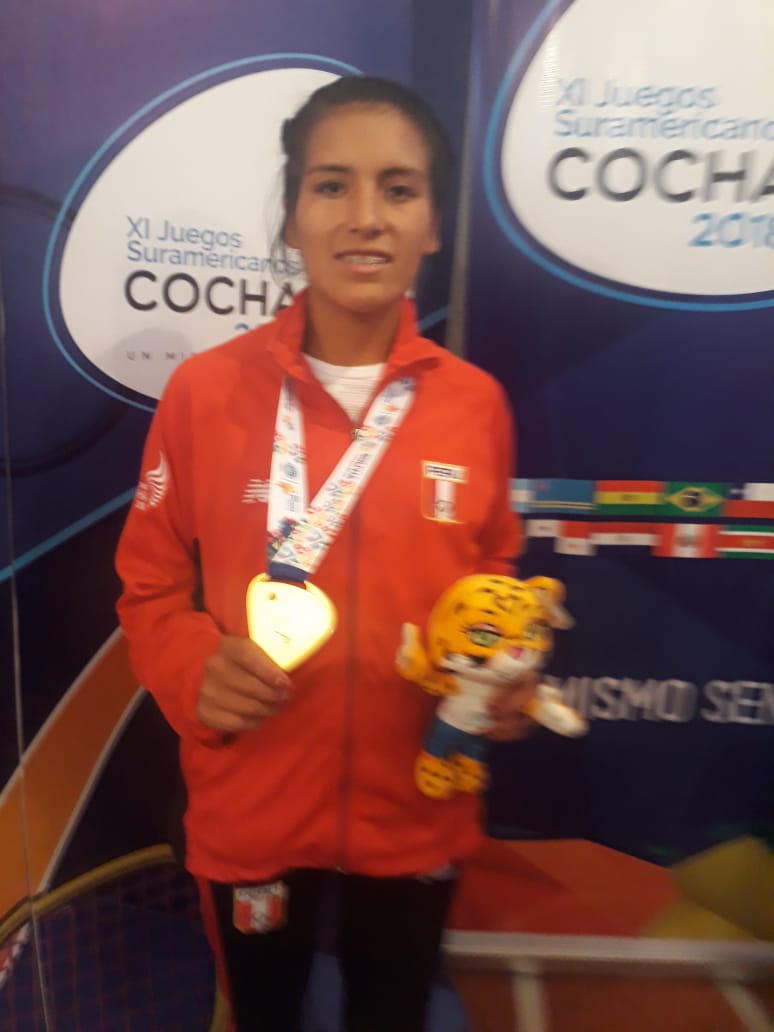 ipdperu's tweet photo. #IPDEnCocha2018 Premiación Saida Meneses (oro) y Luz Mery Rojas (plata) en lo que fue la competencia de los 5000 metros planos por los XI Juegos Suramericanos Cochabamba 2018. ¡Vamos Perú!👇🇵🇪🥇🥈😉 #TeamPerú #Cocha2018 https://t.co/mT0APeCiQq