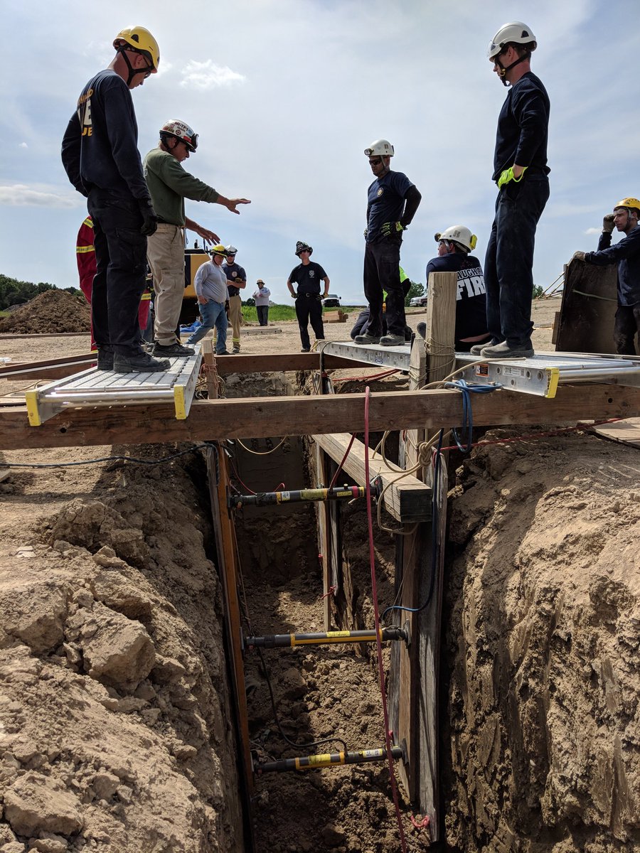GordRoesch's tweet image. Great day training with Michigan Task Force 1 at #Paratech #trenchuniversity!  #SFA #NFPA1006