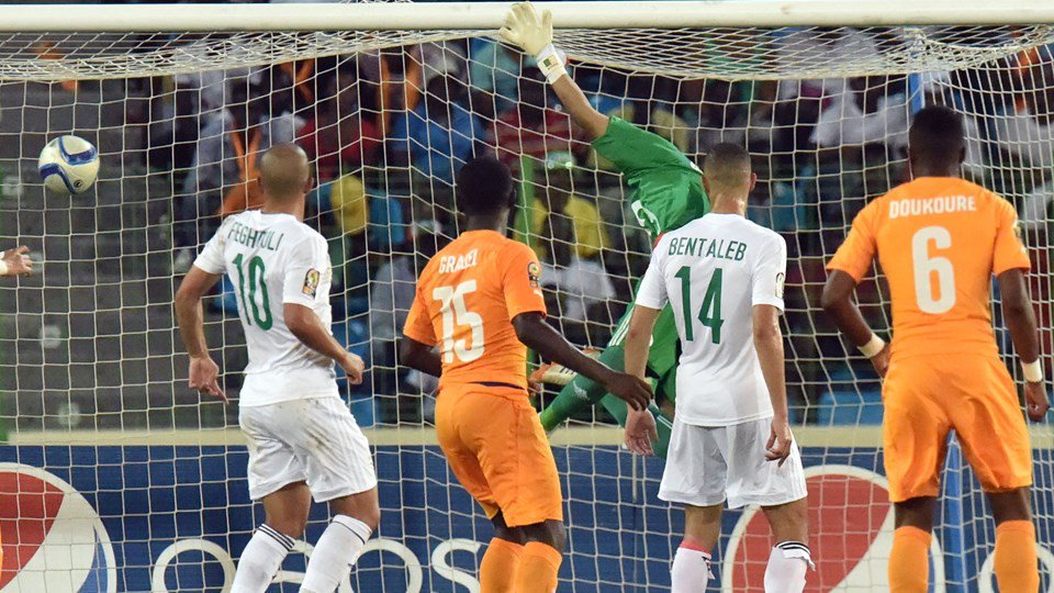 5) Avec 4-4-2 Gourcuff survole les Eliminatoires de la CAN 2015 mais échoue en 1/4 de finale. L'Algérie impériale à domicile, a du mal à imposer son jeu en Afrique Subsaharienne. Le 4-4-2 de Gourcuff est fortement critiqué par la presse.