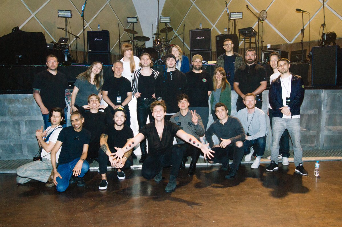 Ashton5SOS's tweet image. Thank you to our touring Crew for completing 26 shows of the hit broadway musical Wicked 😂👽❤️