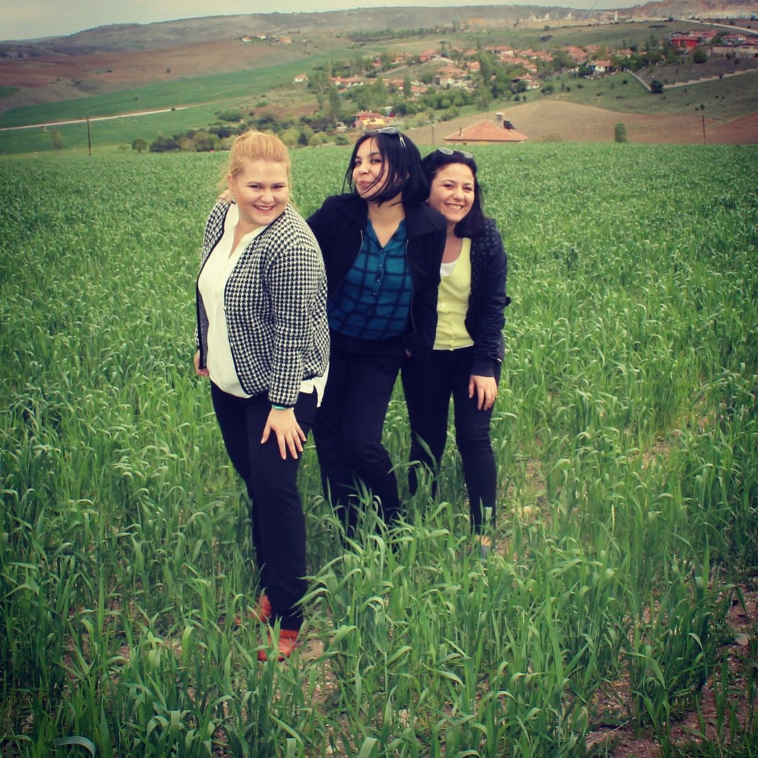 gorilcw's tweet photo. Yapamazsınız dedikleri herşeyi yaptık. Yapmaya da devam ediyoruz. Tek engelimiz topuklular. Düz seviyoruz biz... 😂😂😂 👠👠👟👟 #tbt #eğitim #sosyalmedya #kadınıngücü #tasarım #dizayn #photo #kısafilm #backstage #güçlübağlıyenilikçi #bazıfikirlerkalıcıdır #numood #ceomedya https://t.co/58iSf4Z1m9