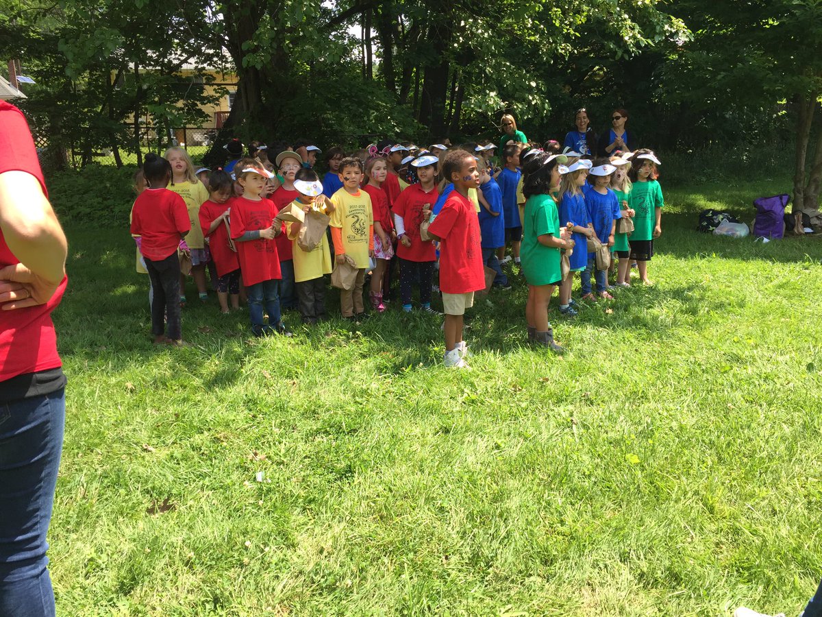 MNLockett's tweet photo. Kinder "garden" Party! What a success! Thanks to the K teachers and families who made this possible! #lesltps https://t.co/rNjoCrBZx2