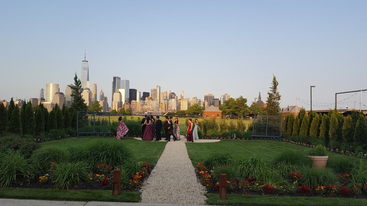OakleyMCVTS's tweet photo. Beautiful!
#EcoProm
#Prom2018
#EdisonAcademy https://t.co/pxLm5g1FIZ