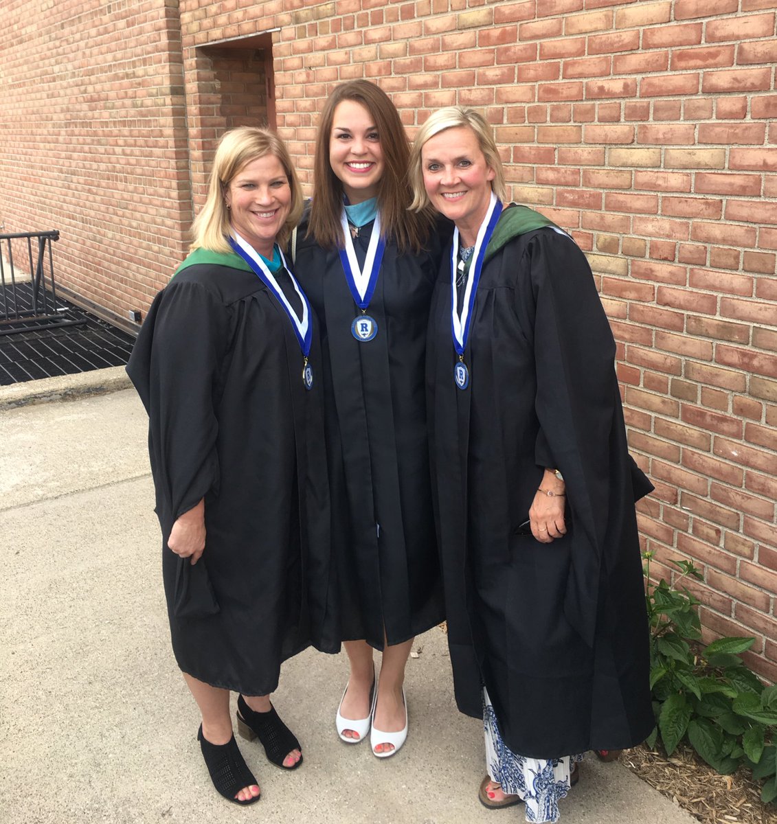 SrtaScislowicz's tweet photo. Sending off the graduating class of 2018 with the best colleagues! Congratulations Falcons! 🎓 #ForeverAFalcon https://t.co/cWZxgCXEdi
