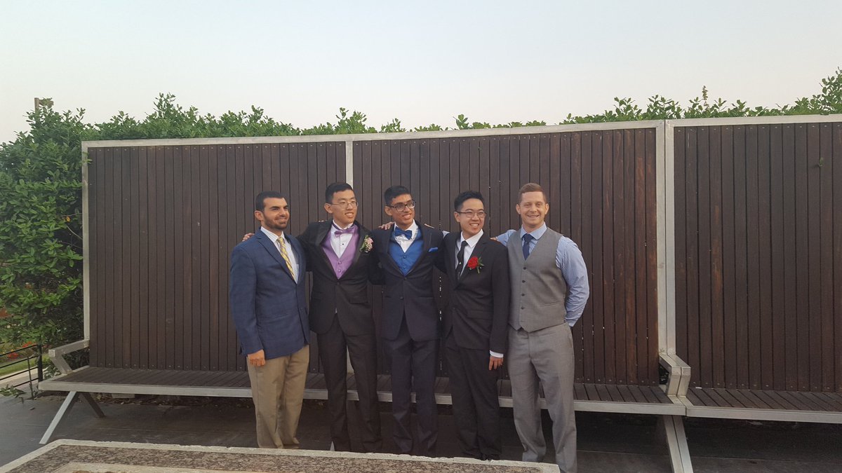 OakleyMCVTS's tweet photo. Everybody looking good at #EcoProm!
#Prom2018
#EdisonAcademy https://t.co/wKxjMnXfB9