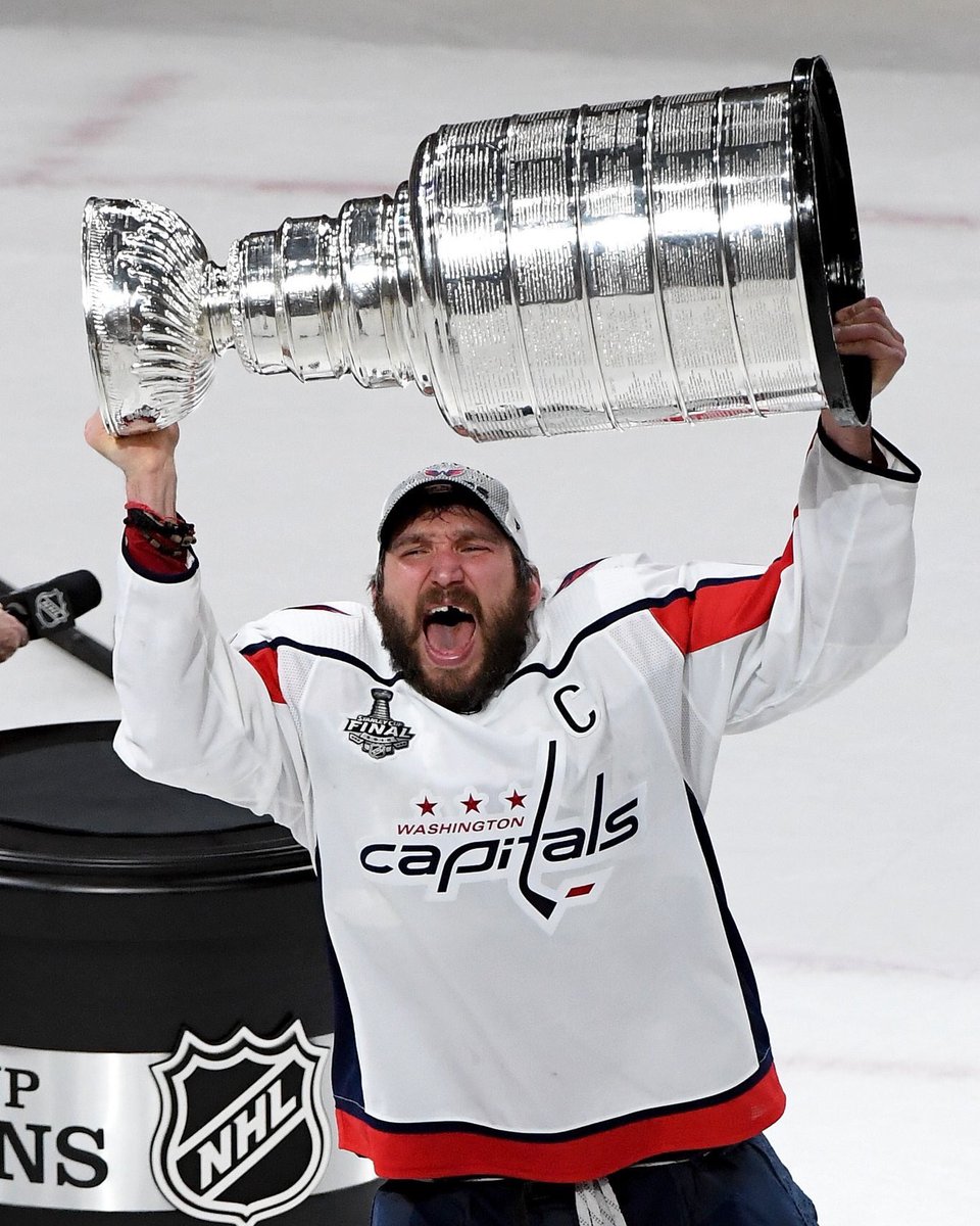 slysh_hockey's tweet photo. Он шёл к этому много лет. Через боль, через невезение, через обидные поражения. Он  шёл, доказывая год за годом, что достоин Кубка. 

И Кубок наконец-то его руках.

Александр Овечкин — обладатель Кубка Стэнли 🏆 https://t.co/wnx48HPKEJ
