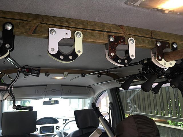 TOR85327's tweet photo. 車ネタみんな好きみたいなので小ネタ2
車買ったり買い換えたら最初に何します?
僕はロッドホルダー作ります
ギターのピックガードの端材を再利用してエコでローコストな車載ロッドホルダー
#diy #ロッドホルダー #guitar #picguard #ギター #ピックガード https://t.co/A9gp8zFHkG