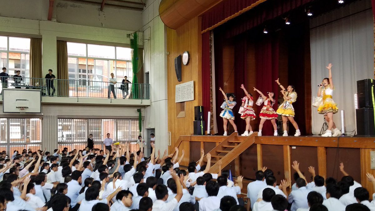 scasia_staff's tweet photo. 鹿児島情報高校 情報祭！
大盛り上がりの中、先程終了致しましたヾ(〃^∇^)ﾉ
いやぁ、みんな元気だったなぁ(*ˊ˘ˋ*)｡♪:*°
私達もパワーをもらいました！
生徒の皆さん、また会いましょうね💓💓

#鹿児島情報高校
#情報祭
#サザクロ
#サザンクロス
#西郷どん盛り上げ隊
https://t.co/2oHf6UMosZ https://t.co/itdHusmR7F