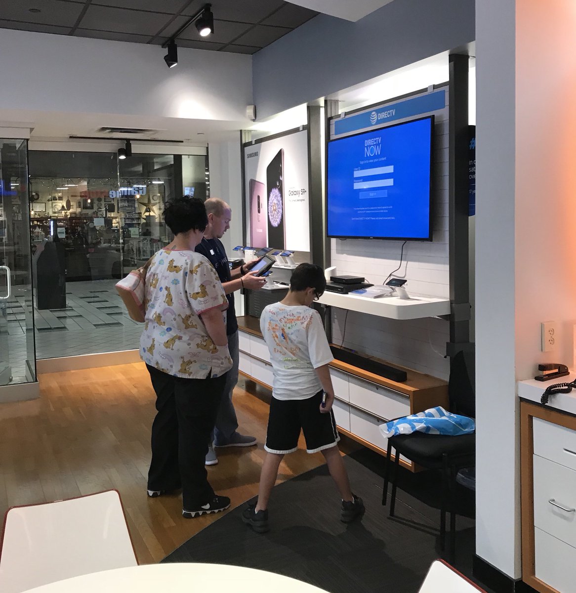 ValleyMaulers's tweet photo. Demo demo demo!!! 📺 Nathan securing a DTVNOW by showing how easy it is to set up and log in!!! #westernwarriors #MidAtlanticTakeOver @TeamToth @MrsJaronfelder @404girl https://t.co/aHQ8it8cFu