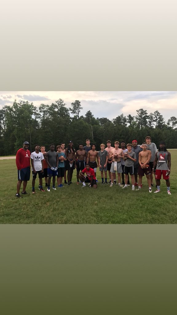 ElitePositionTr's tweet photo. QB/WR Super Sunday training session this Sunday at 6pm at Woodmont Middle. Please text/inbox me or @robinson_ramon if you will attend. Don’t miss out on the opportunity to get better! https://t.co/4slLXynarN