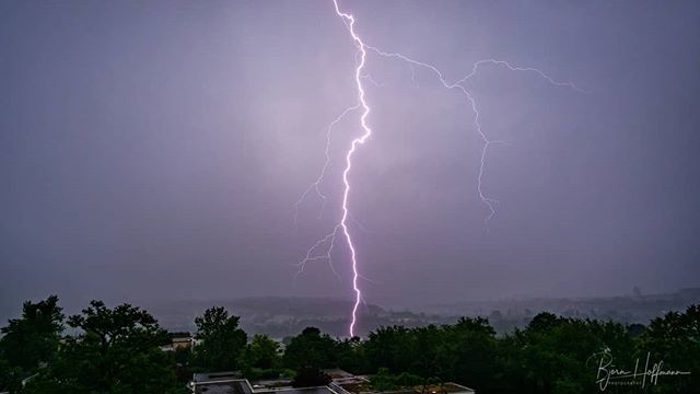 Butzzze's tweet image. One more photo and then I need to go to bed! Timelapse will follow tomorrow! This lightning strike went directly into the Max-Eyth-See. #Stuttgart #stuttgart0711 #citywoo #bawü #0711 #stuggi #meinbw #lightning #thunderstorm #weather ift.tt/2Lu7mYO