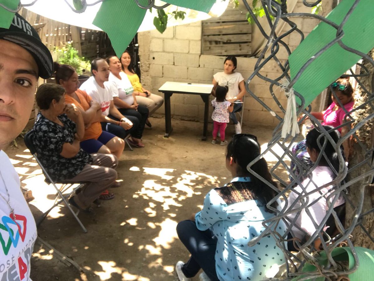 sonoraconmeadek's tweet photo. Se reunen jovenes del movimiento “Los Chepes” en la colonia Laura Alicia Frias para hablar acerca de las propuestas de Meade y la formula para el Senado. #ConMuchoSonora #MeadePresidente https://t.co/m0siBlbTVF